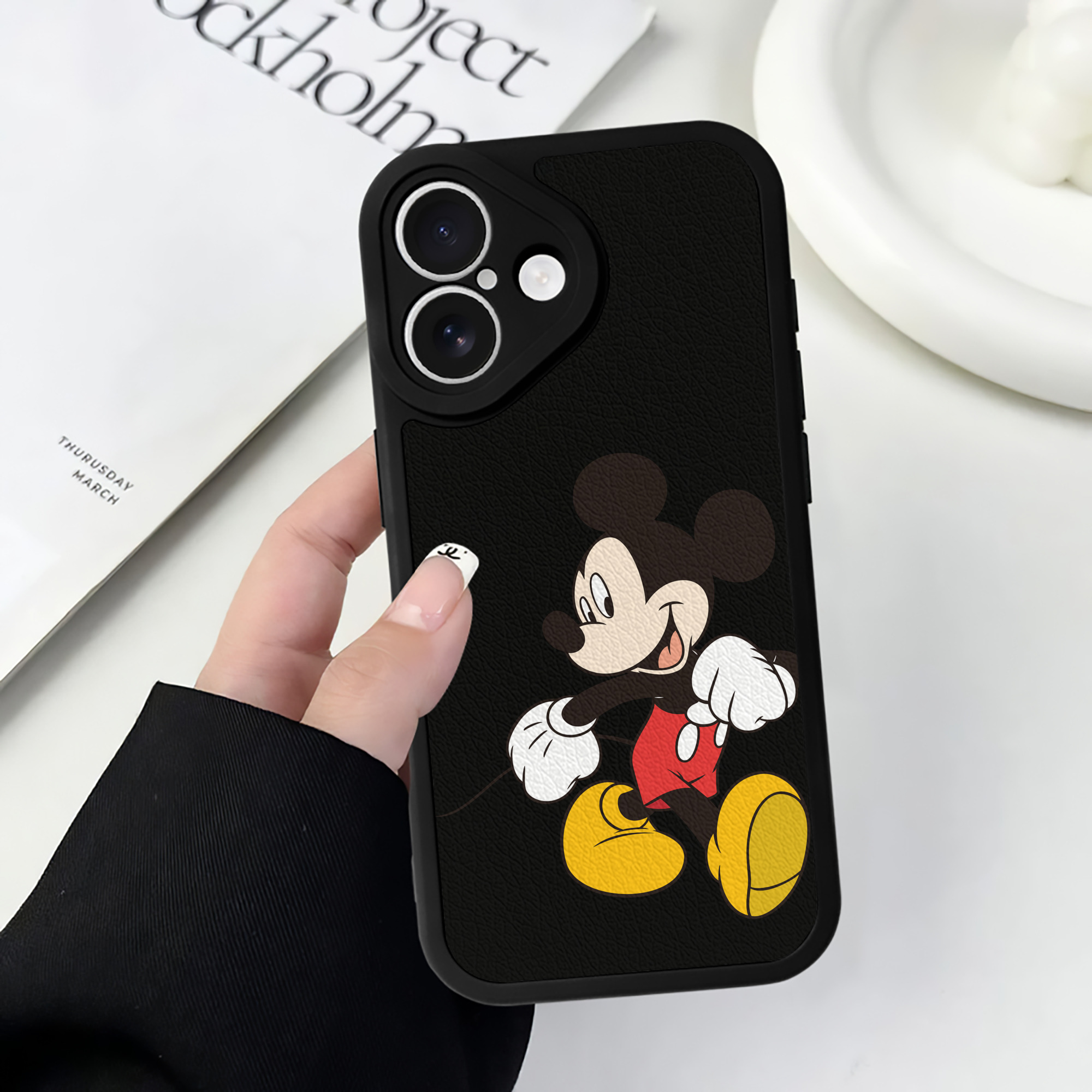 （画像用） ミッキーマウス Mickey Mouse 【iPhone 16シリーズ対応】シリコンスマホケース（レザー調） 材質：シリコン